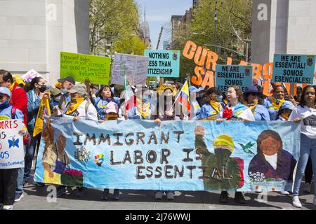 Hispanische Demonstranten nehmen an den traditionellen Kundgebungen zum 1. Mai für Arbeiter im Washington Square Park in New York Teil und fordern die Bürgerschaft für alle Menschen, die arbeiten und die amerikanische Gesellschaft unterstützen. Stockfoto