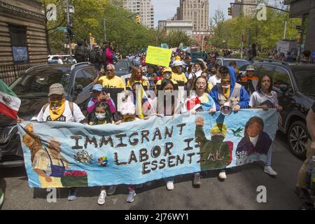 Hispanische Demonstranten nehmen an den traditionellen Kundgebungen zum 1. Mai für Arbeiter im Washington Square Park in New York Teil und fordern die Bürgerschaft für alle Menschen, die arbeiten und die amerikanische Gesellschaft unterstützen. Stockfoto