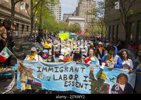 Hispanische Demonstranten nehmen an den traditionellen Kundgebungen zum 1. Mai für Arbeiter im Washington Square Park in New York Teil und fordern die Bürgerschaft für alle Menschen, die arbeiten und die amerikanische Gesellschaft unterstützen. Stockfoto