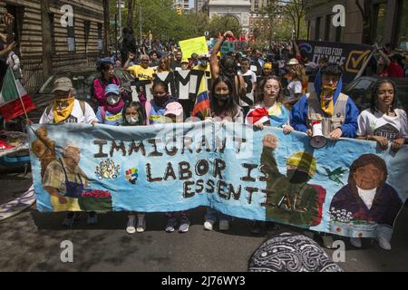 Hispanische Demonstranten nehmen an den traditionellen Kundgebungen zum 1. Mai für Arbeiter im Washington Square Park in New York Teil und fordern die Bürgerschaft für alle Menschen, die arbeiten und die amerikanische Gesellschaft unterstützen. Stockfoto