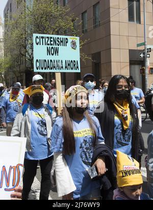 Hispanische Demonstranten nehmen an den traditionellen Kundgebungen zum 1. Mai für Arbeiter im Washington Square Park in New York City Teil und fordern die Bürgerschaft für alle Menschen, die arbeiten und die amerikanische Gesellschaft unterstützen. Stockfoto