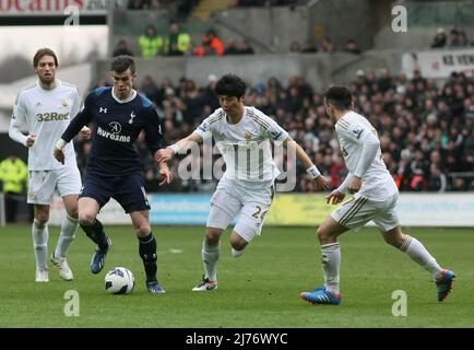 30. März 2013 - Fußball - Barclays Premiership Fußball - Swansea City Vs. Tottenham Hotspur - Gareth Bale von Tottenham Hotspur versucht, vorbei zu kommen, als Sung Yueng Ki von Swansea City sich seinen Arm greift. - Foto: Paul Roberts / Pathos. Stockfoto