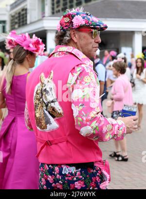 Pferderennsport-Fans zeigen ihre Oaks-Mode, während sie sich am Freitag, den 6. Mai 2022 in Louisville, Kentucky, auf den the148.. Lauf der Kentucky Oaks in Churchill Downs vorbereiten. Foto von John Sommers II/UPI Stockfoto