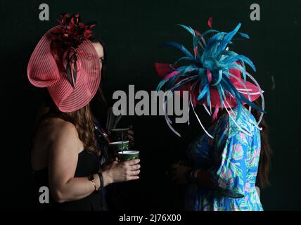 Pferderennsport-Fans zeigen ihre Oaks-Mode, während sie sich am Freitag, den 6. Mai 2022 in Louisville, Kentucky, auf den the148.. Lauf der Kentucky Oaks in Churchill Downs vorbereiten. Foto von John Sommers II/UPI Stockfoto