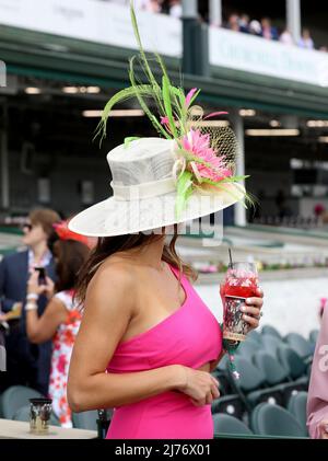 Pferderennsport-Fans zeigen ihre Oaks-Mode, während sie sich am Freitag, den 6. Mai 2022 in Louisville, Kentucky, auf den the148.. Lauf der Kentucky Oaks in Churchill Downs vorbereiten. Foto von John Sommers II/UPI Stockfoto