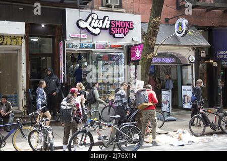 Menschen auf der MacDougal Street in Greenwich Village vor dem üppigen Smoke Shop, New York City. Stockfoto