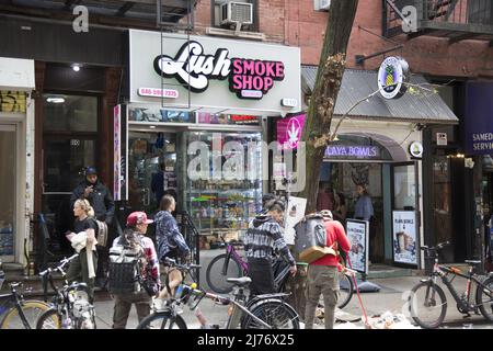 Menschen auf der MacDougal Street in Greenwich Village vor dem üppigen Smoke Shop, New York City. Stockfoto