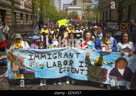 Hispanische Demonstranten nehmen an den traditionellen Kundgebungen zum 1. Mai für Arbeiter im Washington Square Park in New York Teil und fordern die Bürgerschaft für alle Menschen, die arbeiten und die amerikanische Gesellschaft unterstützen. Stockfoto