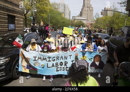 Hispanische Demonstranten nehmen an den traditionellen Kundgebungen zum 1. Mai für Arbeiter im Washington Square Park in New York Teil und fordern die Bürgerschaft für alle Menschen, die arbeiten und die amerikanische Gesellschaft unterstützen. Stockfoto