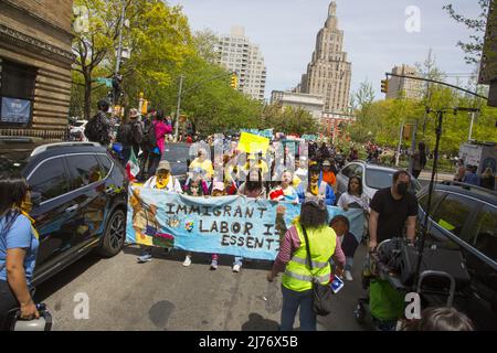 Hispanische Demonstranten nehmen an den traditionellen Kundgebungen zum 1. Mai für Arbeiter im Washington Square Park in New York Teil und fordern die Bürgerschaft für alle Menschen, die arbeiten und die amerikanische Gesellschaft unterstützen. Stockfoto