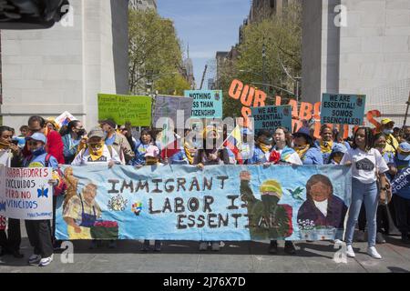 Hispanische Demonstranten nehmen an den traditionellen Kundgebungen zum 1. Mai für Arbeiter im Washington Square Park in New York Teil und fordern die Bürgerschaft für alle Menschen, die arbeiten und die amerikanische Gesellschaft unterstützen. Stockfoto