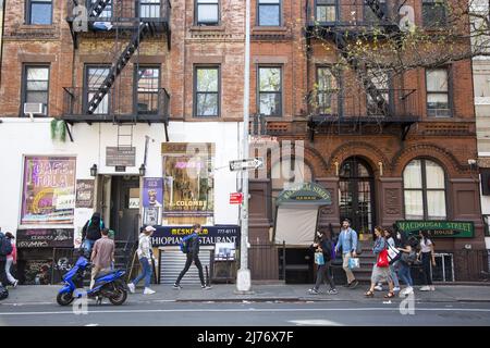 Menschen gehen auf der MacDougal Street im Herzen von Greenwich Village, New York City. Stockfoto