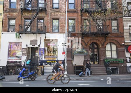 Menschen gehen auf der MacDougal Street im Herzen von Greenwich Village, New York City. Stockfoto