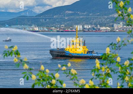 SST Grizzzly eskortieren Schlepper mit FI-FI 1 Standard externen Feuerlöschsystem, Wasserwerfer, Vancouver, British Columbia, Kanada Stockfoto