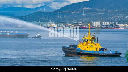 SST Grizzzly eskortieren Schlepper mit FI-FI 1 Standard externen Feuerlöschsystem, Wasserwerfer, Vancouver, British Columbia, Kanada Stockfoto