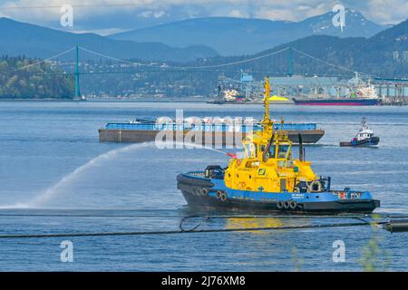 SST Grizzzly eskortieren Schlepper mit FI-FI 1 Standard externen Feuerlöschsystem, Wasserwerfer, Vancouver, British Columbia, Kanada Stockfoto