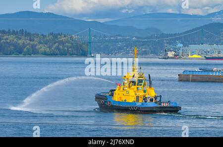 SST Grizzzly eskortieren Schlepper mit FI-FI 1 Standard externen Feuerlöschsystem, Wasserwerfer, Vancouver, British Columbia, Kanada Stockfoto