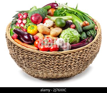Lebensmittelkorb. Riesige Auswahl an verschiedenen Gemüse im Korbkorb auf weißem Hintergrund. Stockfoto