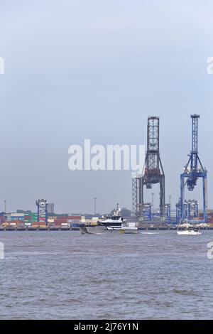 Offshore-Energieversorgungs-Schiff Seacat Liberty fährt in Harwich Haven ein. Stockfoto