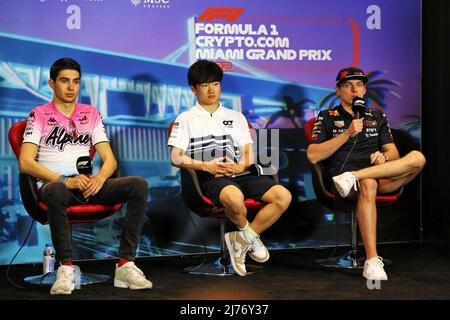 Esteban Ocon (FRA) Alpine F1 Team; Yuki Tsunoda (JPN) AlphaTauri; und Max Verstappen (NLD) Red Bull Racing, Portrait in der FIA Pressekonferenz während des Formel 1 Crypto.com Miami Grand Prix 2022, 5. Runde der FIA Formel 1 Weltmeisterschaft 2022, auf dem Miami International Autodrome, Vom 6. Bis 8. Mai 2022 in Miami Gardens, Florida, USA - Foto: Dppi/DPPI/LiveMedia Stockfoto