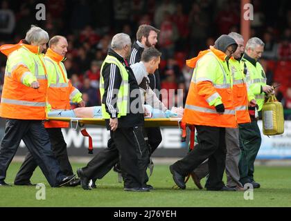 13.. Oktober 2012 - npower League One - Swindon Town vs Coventry City - John Fleck von Coventry City wird nach dem Ausschlagen mit einem Schwan zum Kopf getragen. - Foto: Paul Roberts / Pathos. Stockfoto