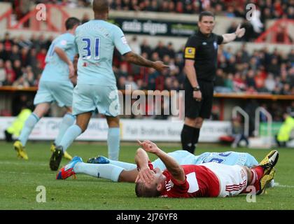 13.. Oktober 2012 - npower League One - Swindon Town vs Coventry City - Alan Navarro von Swindon Town liegt verletzt. - Foto: Paul Roberts / Pathos. Stockfoto