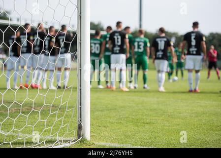 Details zum Beitrag des Tores mit den Netto- und Fußballspielern während des Freistocks im Hintergrund. Stockfoto