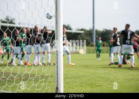 Details zum Beitrag des Tores mit den Netto- und Fußballspielern während des Freistocks im Hintergrund. Stockfoto