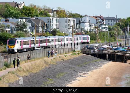 Neuer Zug der Klasse 720 C2C auf einem Testlauf in Chalkwell, Southend on Sea, Essex, Großbritannien. Electrified London Southend Railway, betrieben von Trenitalia UK Stockfoto