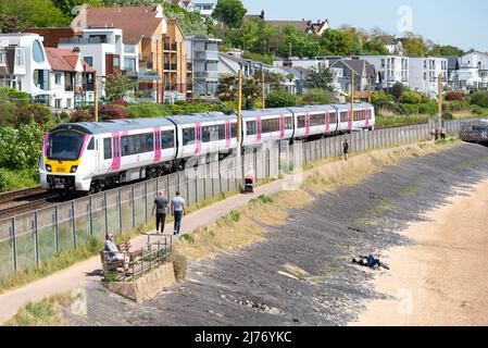 Neuer Zug der Klasse 720 C2C auf einem Testlauf in Chalkwell, Southend on Sea, Essex, Großbritannien. Electrified London Southend Railway, betrieben von Trenitalia UK Stockfoto