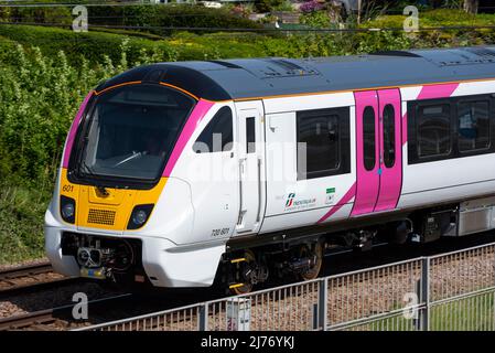 Neuer Zug der Klasse 720 C2C auf einem Testlauf in Chalkwell, Southend on Sea, Essex, Großbritannien. Electrified London Southend Railway, betrieben von Trenitalia UK Stockfoto