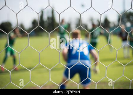 Details zum Beitrag des Tores mit dem Tor- und Fußballtorwart im Hintergrund. Stockfoto