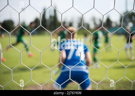 Details zum Beitrag des Tores mit dem Tor- und Fußballtorwart im Hintergrund. Stockfoto