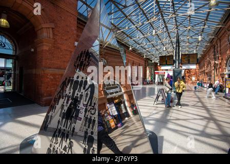 Nottingham Bahnhof, kurz als Nottingham City und für etwas länger als Nottingham Midland bekannt, Bahnhof und Straßenbahnhaltestelle in Nottingham Stockfoto