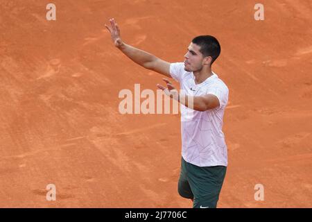 Der Spanier Carlos Alcaraz reagiert, als er bei seinem Viertelfinalspiel der ATP Tour Madrid Open 2022 gegen den Spanier Rafael Nadal im Caja Magica in Madrid antritt. Stockfoto