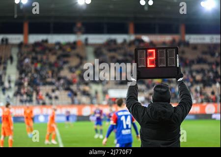 Der Teamleiter zeigt zusätzliche Zeit an - zwei Minuten während des Fußballspiels. Stockfoto