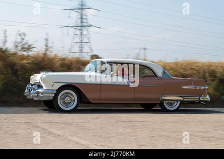 1956 Pontiac Star Chief klassische amerikanische Limousine Stockfoto