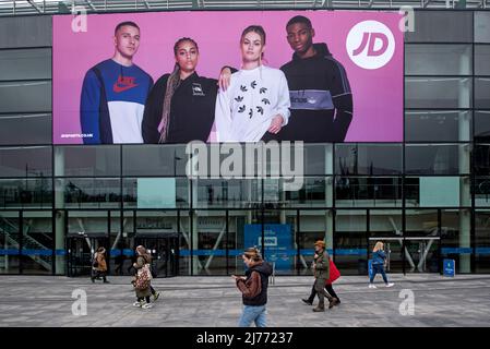 Einkäufer, die an einer JD Sports-Anzeige im Omni Centre in Edinburgh, Schottland, Großbritannien, vorbei gehen. Stockfoto