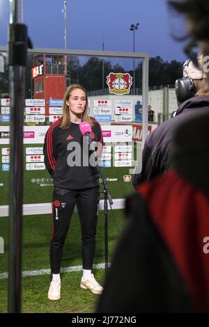 Sydney Lohmann (12 FC Bayern München) gibt Magenta Sport nach dem Bundesliga-Spiel der Frauen zwischen Bayer 04 Leverkusen und dem FC Bayern München im Ulrich Haberland-Stadion in Leverkusen, Deutschland, ein Interview mit Tatjana Herzberg/SPP Stockfoto