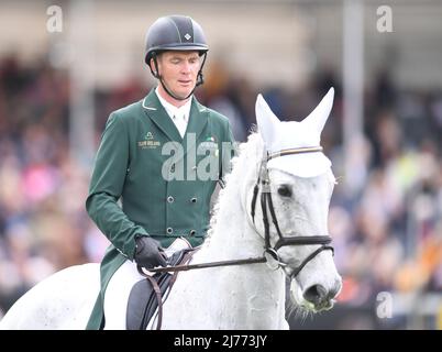 6.. Mai 2022, Badminton Estate, Gloucester, England; Mars Equestrian Badminton Horse Trials, Tag 3; Padraig McCarthy reitet HHS NOBLE CALL während der Dressurprüfung am dritten Tag der 2022 Badminton Horse Trials Stockfoto