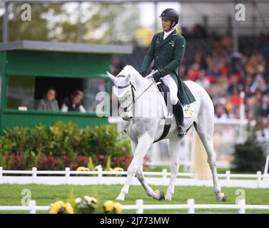 6.. Mai 2022, Badminton Estate, Gloucester, England; Mars Equestrian Badminton Horse Trials, Tag 3; Padraig McCarthy reitet HHS NOBLE CALL während der Dressurprüfung am dritten Tag der 2022 Badminton Horse Trials Stockfoto