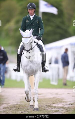 6.. Mai 2022, Badminton Estate, Gloucester, England; Mars Equestrian Badminton Horse Trials, Tag 3; Padraig McCarthy reitet HHS NOBLE CALL während der Dressurprüfung am dritten Tag der 2022 Badminton Horse Trials Stockfoto