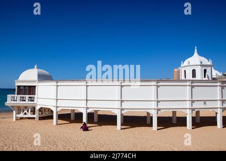 Cádáz, Spanien - Februar 7,2022: Strand von Caleta, Badehäuser, Cádáz, Andalusien, Spanien. Das Playa de la Caleta liegt komplett über das ganze Hotel Stockfoto