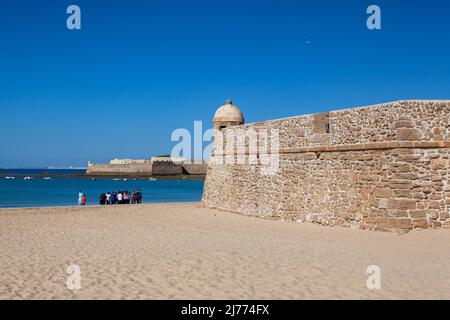 Cádiz, Spanien - Februar 7,2022: Castillo de Santa Catalina, Burg Santa Catalina, Cádiz, Andalusien, Spanien. Die Burg von Santa Catalina ist eine Burg Stockfoto