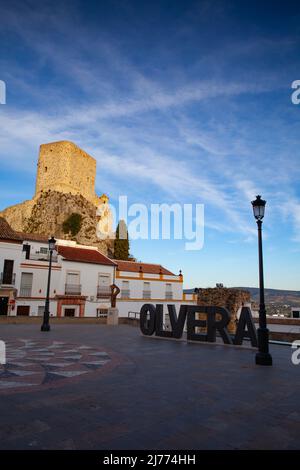 Olvera , Spanien - Februar 11,2022: Schloss Olvera bei Sonnenuntergang. Castillo de Olvera befindet sich in Olvera in der Provinz Cádiz, Südspanien. Es war ein muss Stockfoto