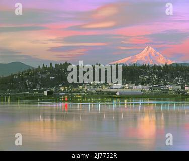 Mt Hood und die Stadt Hood River auf der anderen Seite des Columbia River, Columbia River Gorge National Scenic Area, Oregon Stockfoto