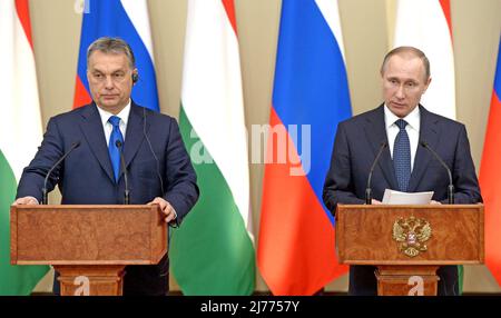 IM Februar 2016 TRAT DER ungarische Premierminister VIKTOR ORBÁN links mit dem russischen Premierminister Wladimir Putin zusammen Stockfoto