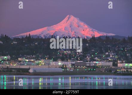 Mt Hood und die Stadt Hood River auf der anderen Seite des Columbia River, Columbia River Gorge National Scenic Area, Oregon Stockfoto