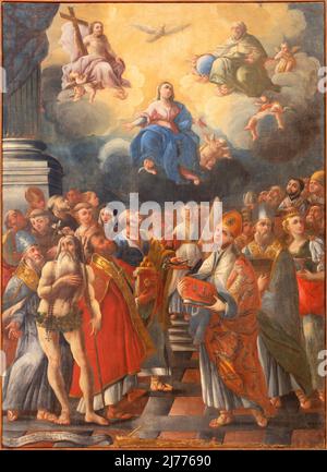 MONOPOLI, ITALIEN - 6. MÄRZ 2022: Das Gemälde der Madonna, der Heiligen Dreifaltigkeit und der Heiligen in der Kirche Santa Theresia von Gianbattista Lama (1711). Stockfoto