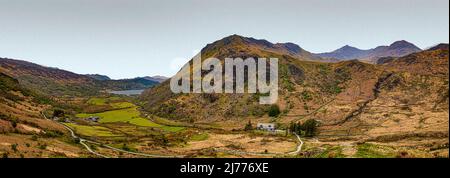 Nant Gwynant Pass, auf dem Weg zum Llanberis Pass, mit Blick auf Snowdon in der Bergkette, Gwynedd, Nordwales Stockfoto